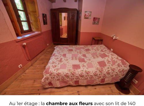 Au 1er tage : la chambre aux fleurs avec son lit de 140